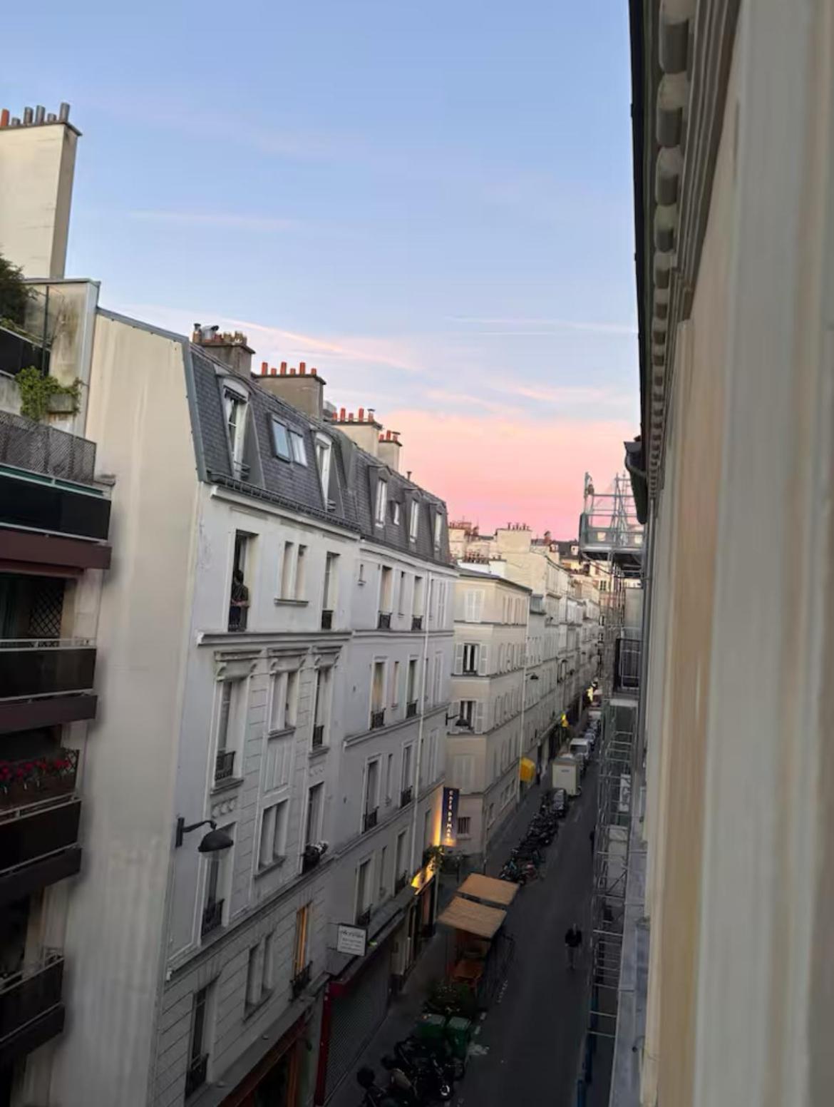 Eiffel Tower View Haussmanian Charm 2min Walk From The Eiffel Tower Gardens Appartement Parijs